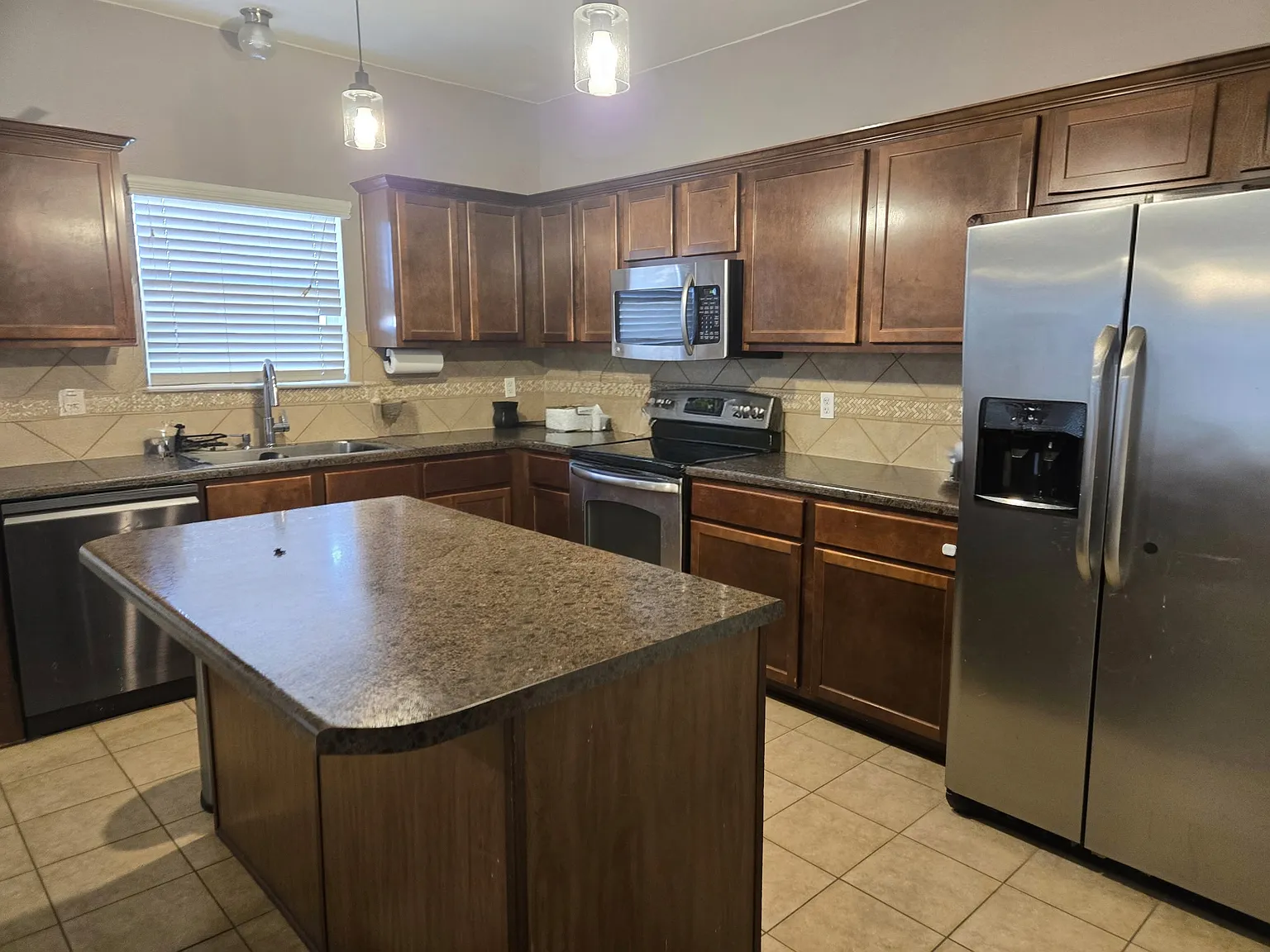 4 bed, 2000 sqft, $1,850 — Photo 3
