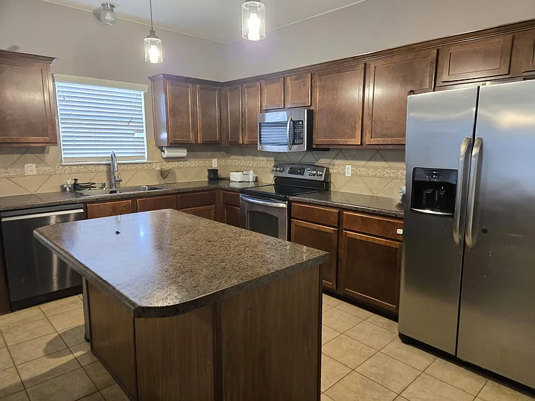 2104 Vernice Dr — Photo 3