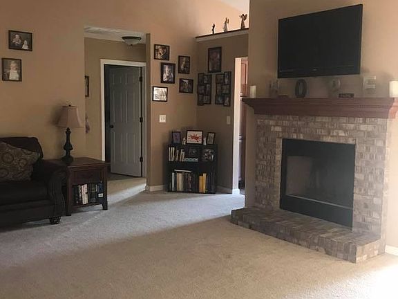 5th image of 701 N Fox Ln