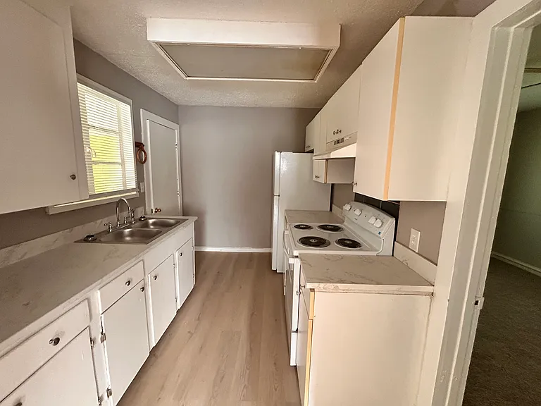 201 Rosewood Dr — Photo 2