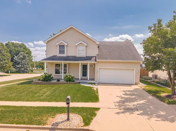 2102 Parker Ave, Bloomington, IL 61701