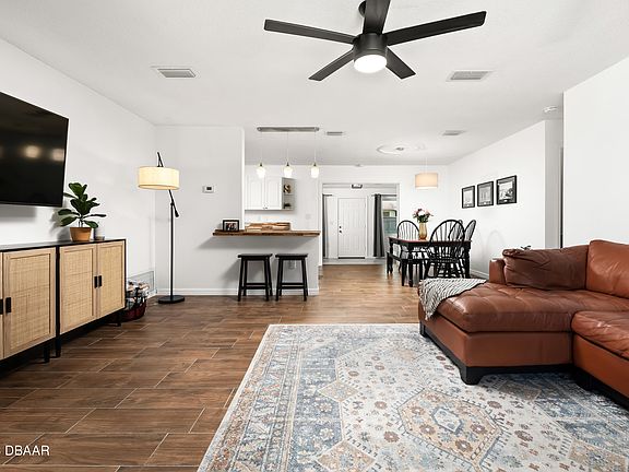 4th image of 2549 Clarendon Ave