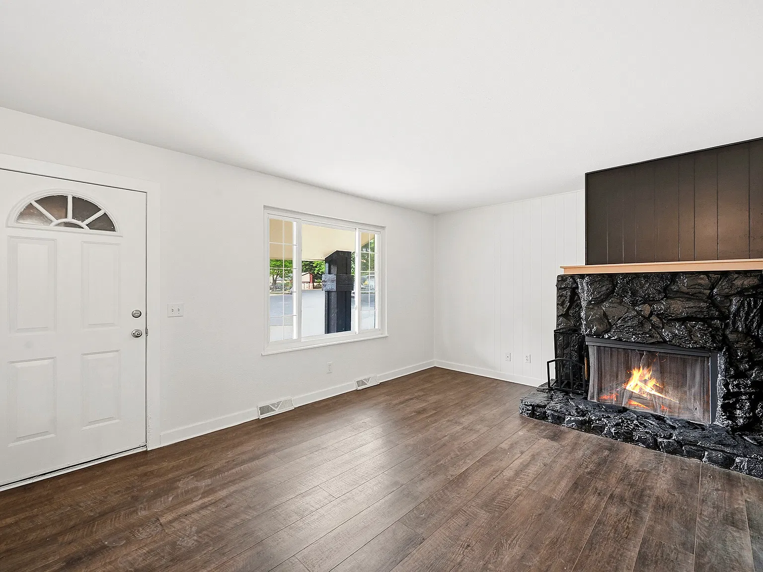 5 bed, 1824 sqft, $3,100 — Photo 2