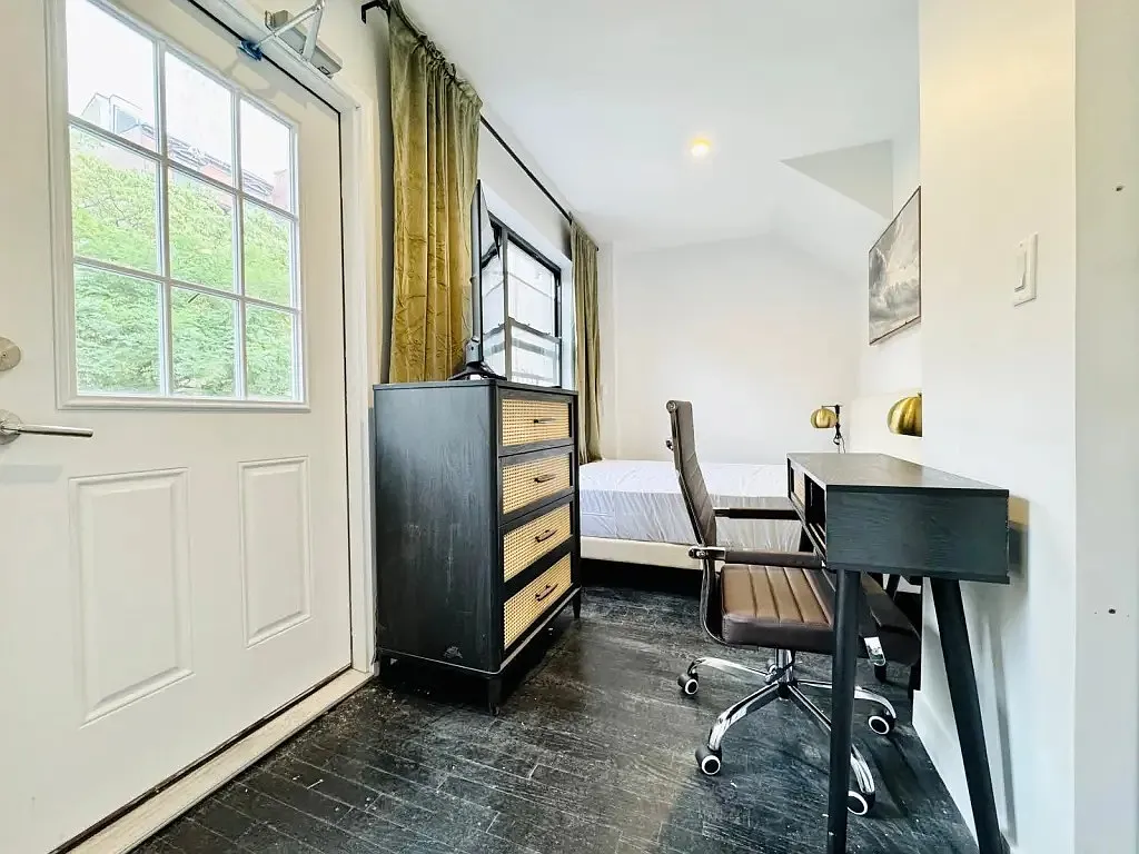 5 bed, 4.0 bath, 1200 sqft, $1,500 — Photo 1