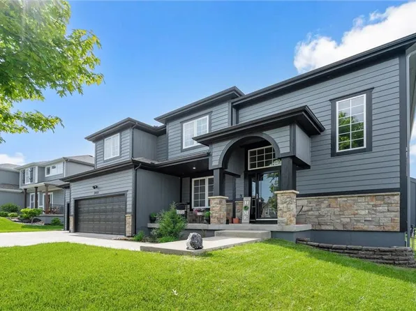 2455 W Concord Dr, Olathe, KS 66061