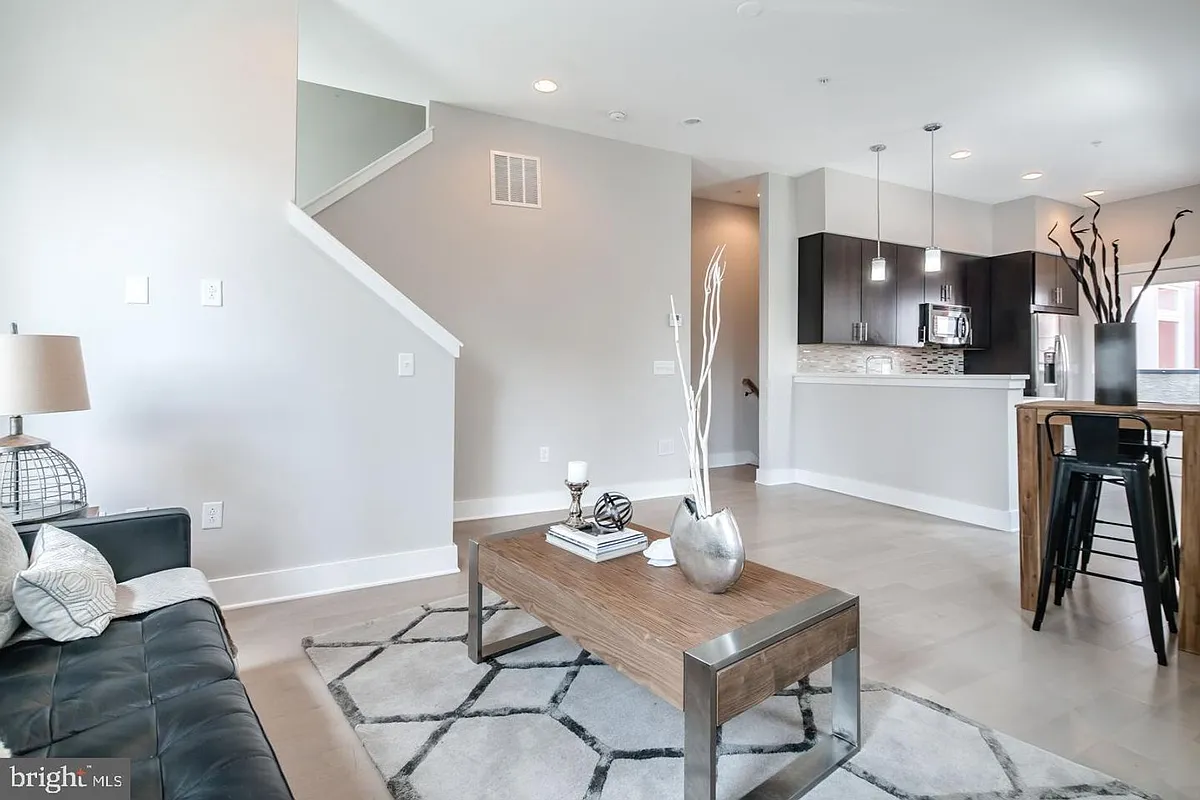 Building Photo - 826 N 3rd St #1