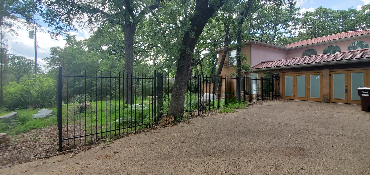 Building Photo - 1815 Greenwood Dr #100