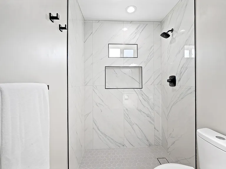 1010 E Indianola Ave — Photo 37