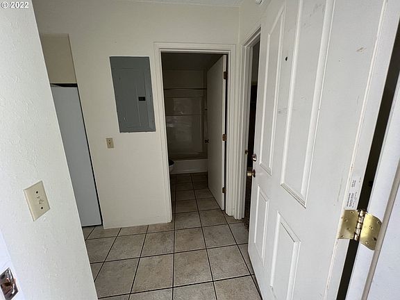 3rd image of 180 SE Highway 101 APT 6