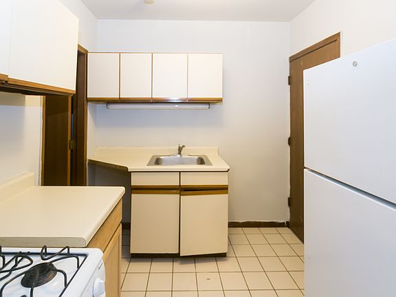 3rd image of 821 W Cornelia Ave APT 215
