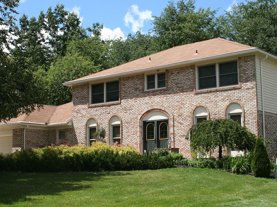 South facing Elegant Colonial over 3400sf