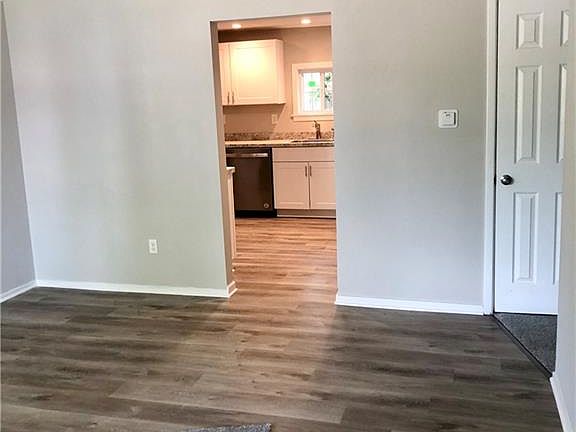3rd image of 8 Delray Dr