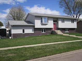 2202 McClellan Dr, Huron, SD 57350