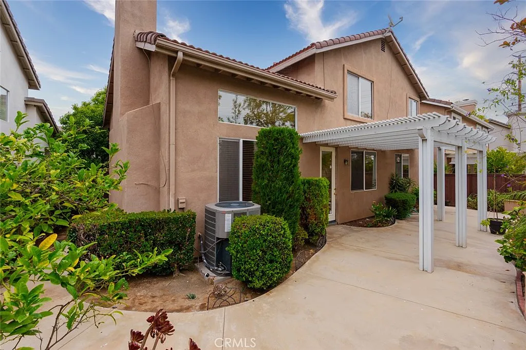 3 bed, 2.5 bath, 1725 sqft, $6,250 — Photo 3