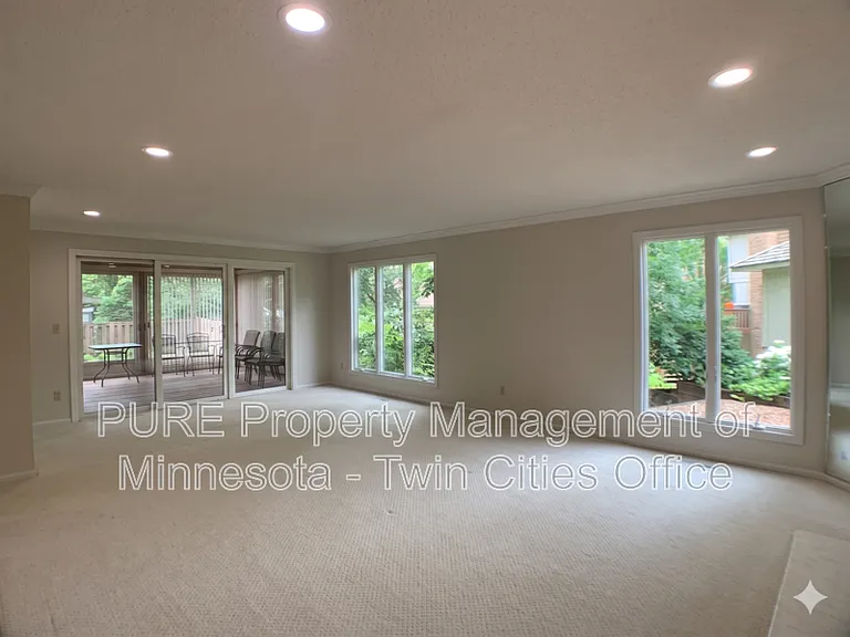 7420 Hyde Park Cir — Photo 2