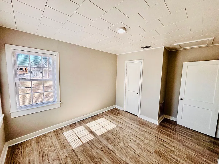 257 N Pine Ave — Photo 7