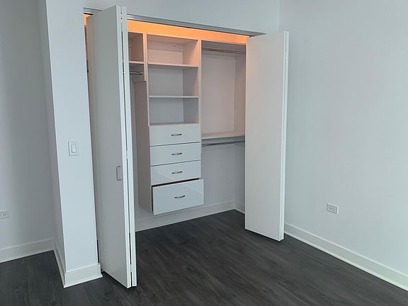 5th image of 437 N Orleans St #1101