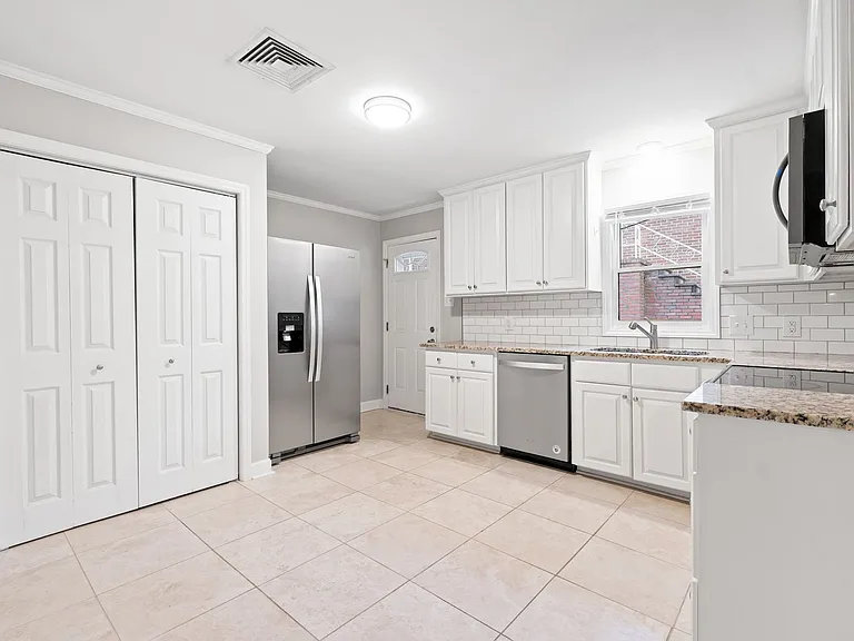 609 W Markham Ave — Photo 3
