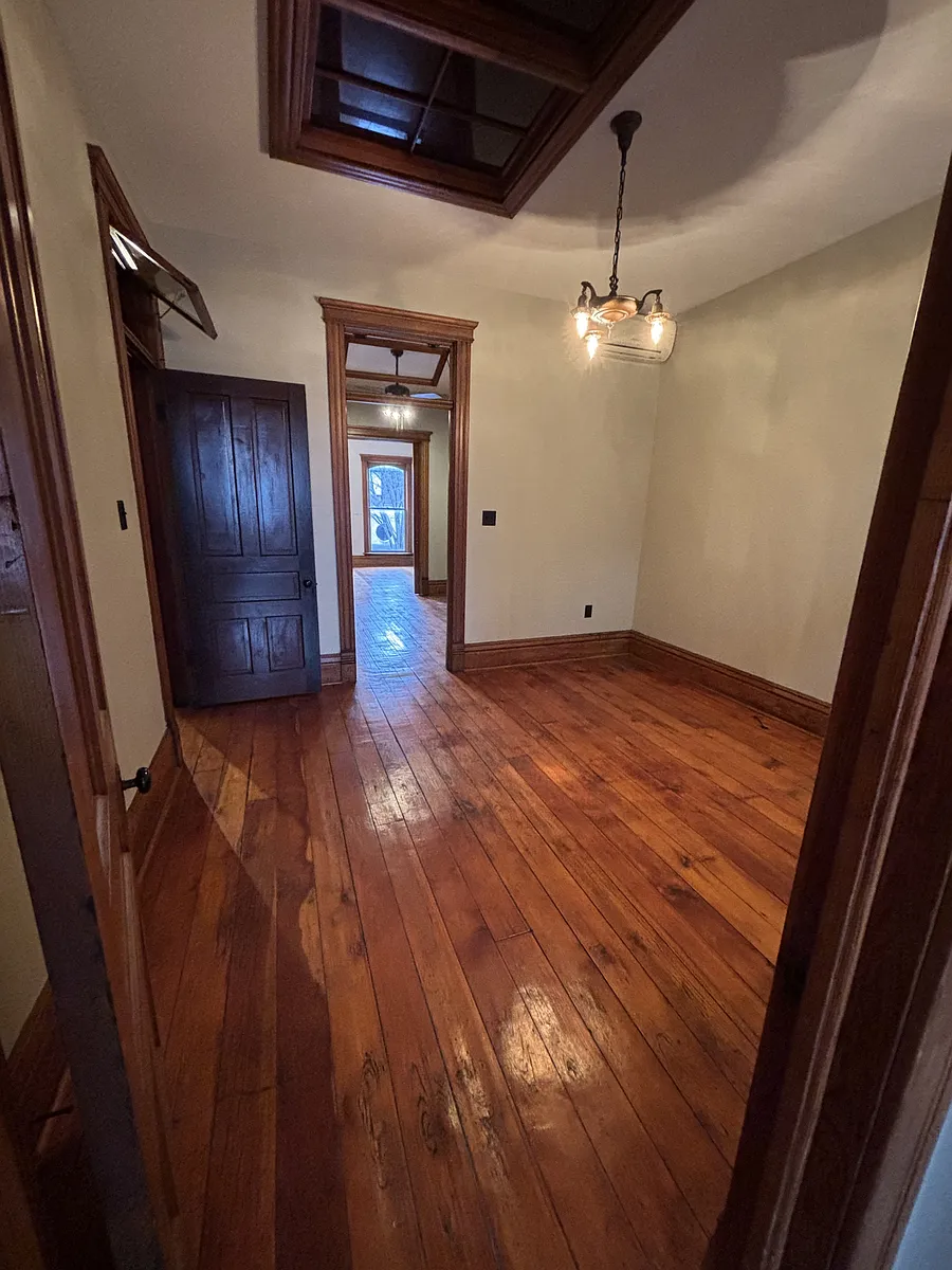 Building Photo - 224 1/2 W Madison St #1