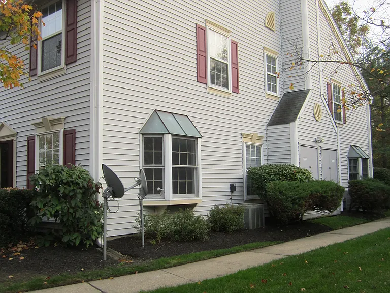 92 Versailles Ct — Photo 2