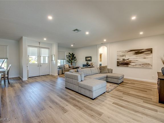 5th image of 4901 SW 25th Ct