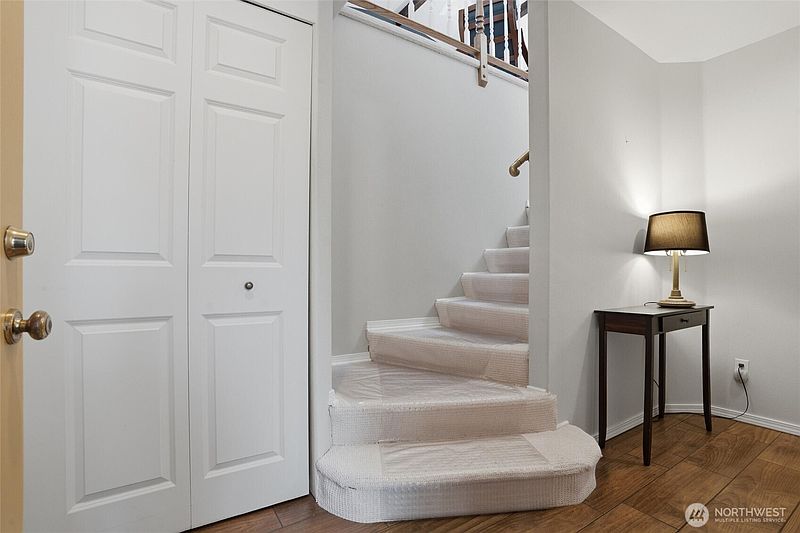 4th image of 18656 4th Avenue NE