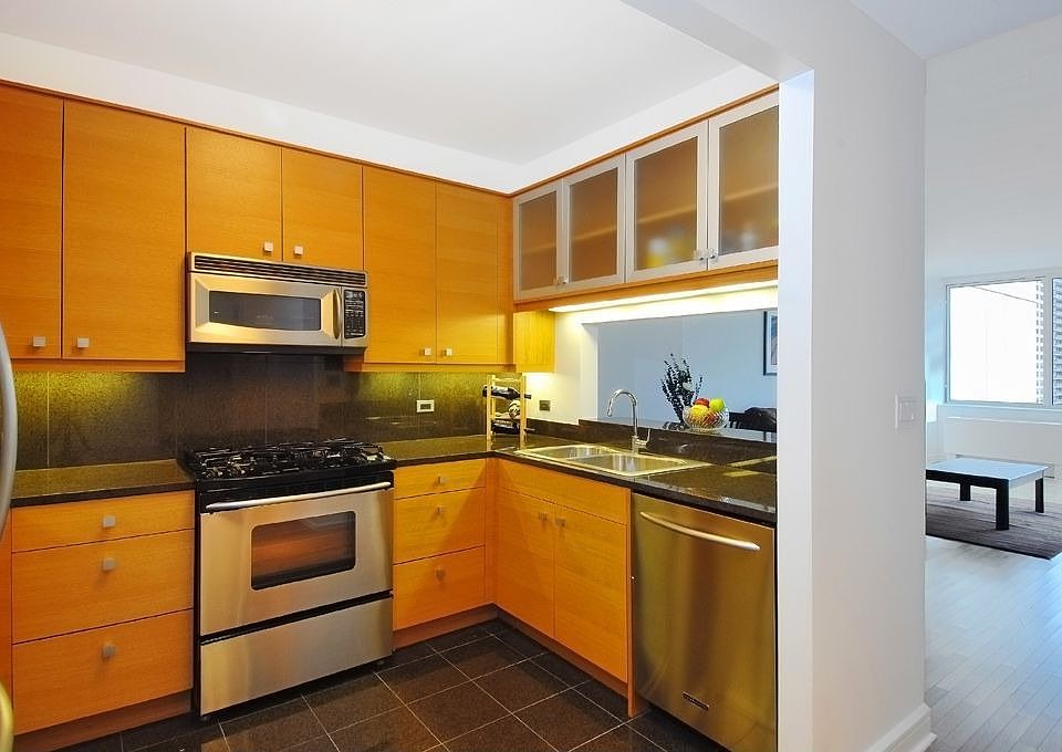 2nd image of 120 Riverside Blvd #Penthouse 2c