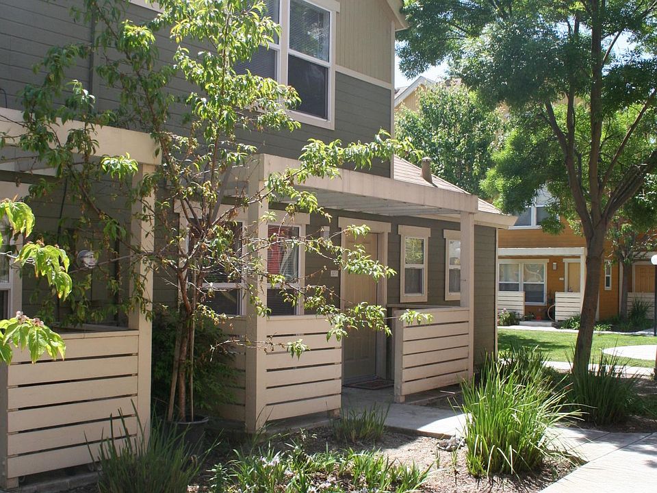 2nd image of 2075 E San Antonio St