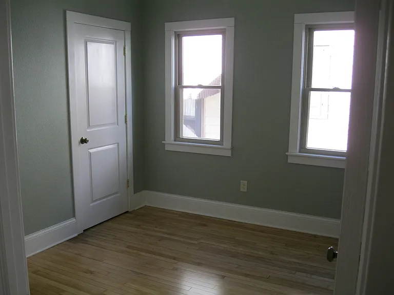 Middle bedroom