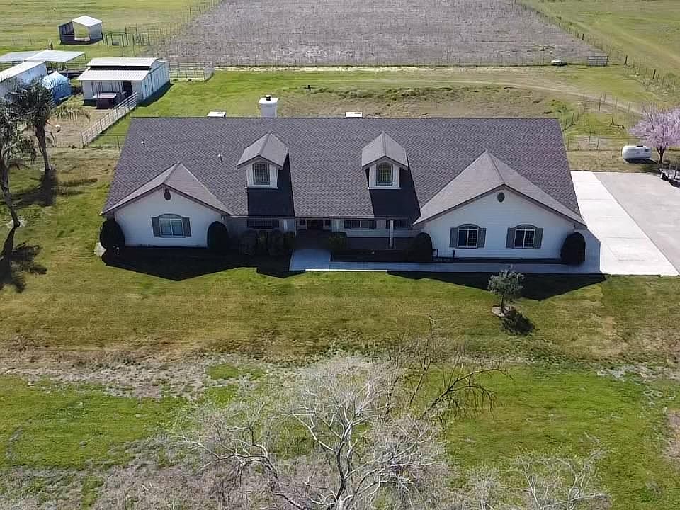 2nd image of 2723 N Del Rey Ave