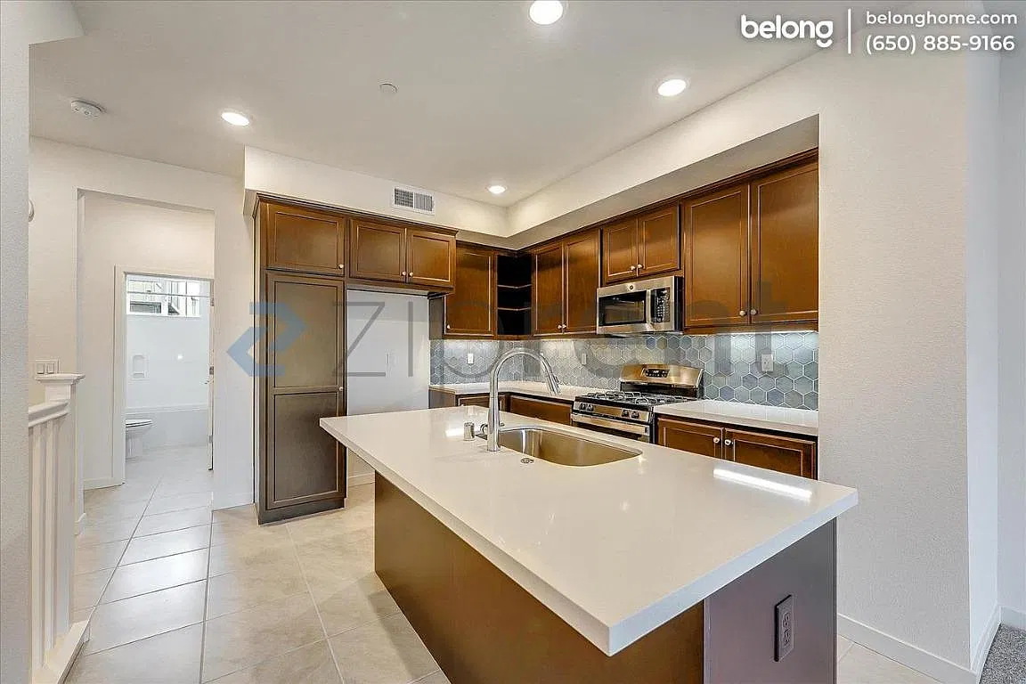 3 bed, 1584 sqft, $4,300 — Photo 4