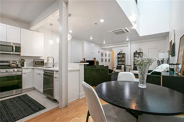 2 bed, 2.5 bath, 1407 sqft, $2,200 — Photo 4
