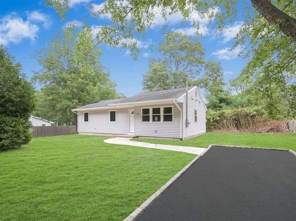 80 Quogue Avenue, Flanders, NY 11901