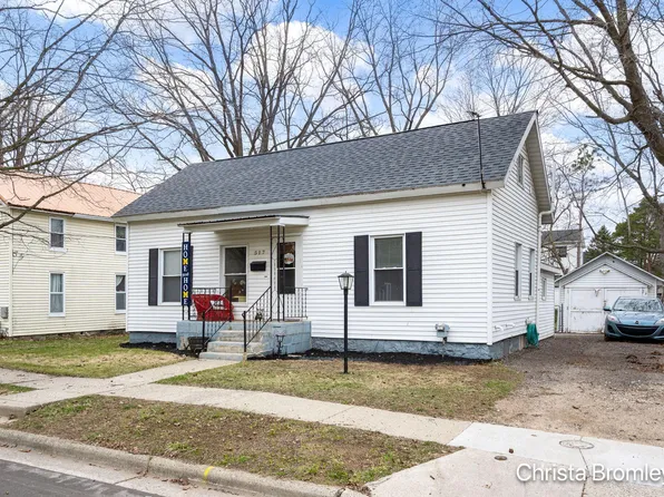 517 Front St, Lowell, MI 49331