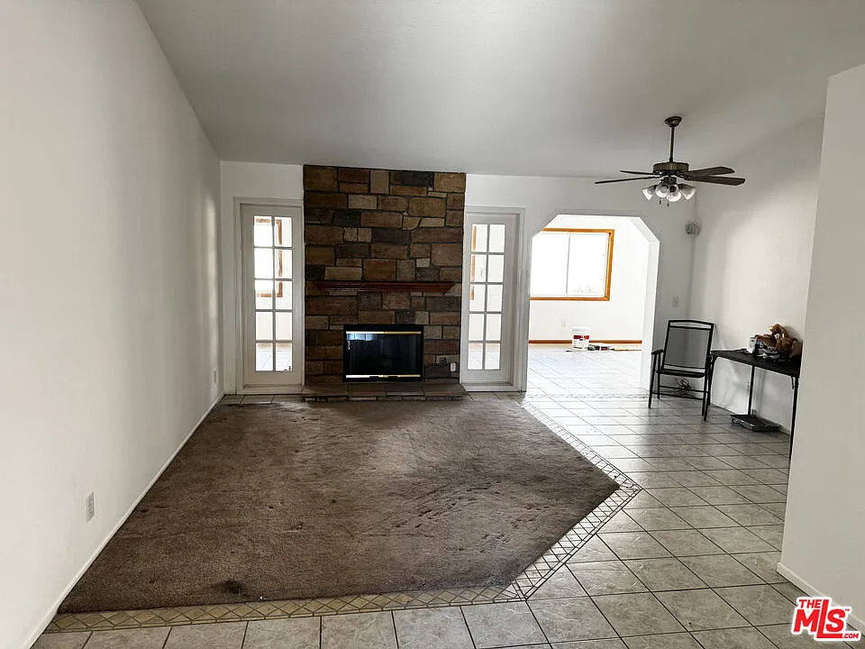 3 bed, 2.0 bath, 1636 sqft, $3,000 — Photo 2