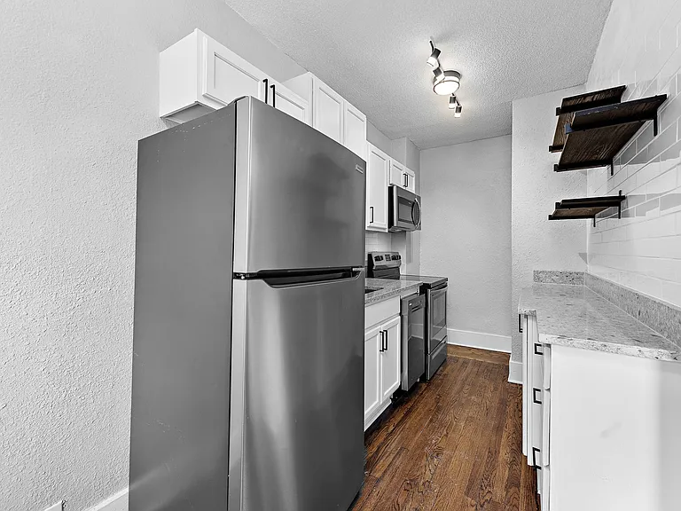 901 E Linwood Blvd — Photo 53