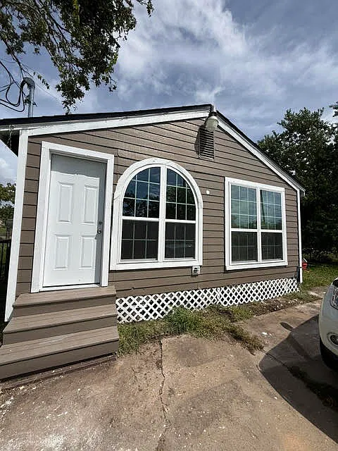 3 bed, 1072 sqft, $1,450 — Photo 1