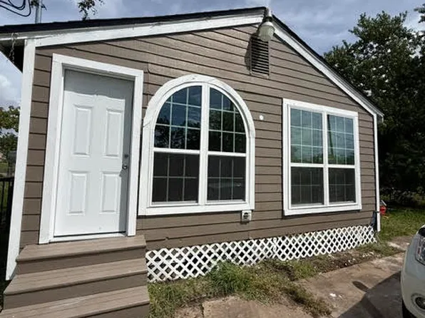 301 N Avenue C, Freeport, TX 77541