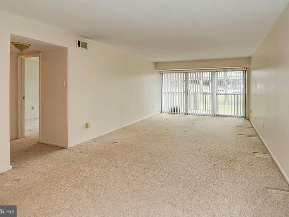 4th image of 1300 Army Navy Dr APT 107