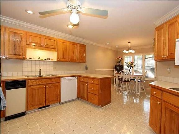 3rd image of 6 Wappoo Creek Pl