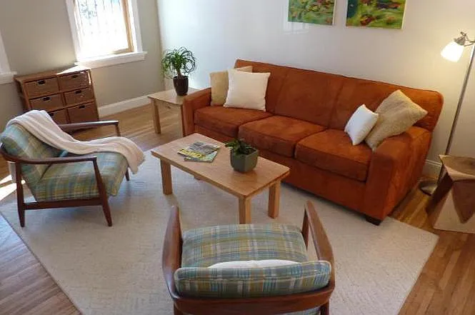 4 bed, 2.5 bath, 1800 sqft, $4,800 — Photo 2