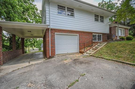 3rd image of 142 Northeast Dr