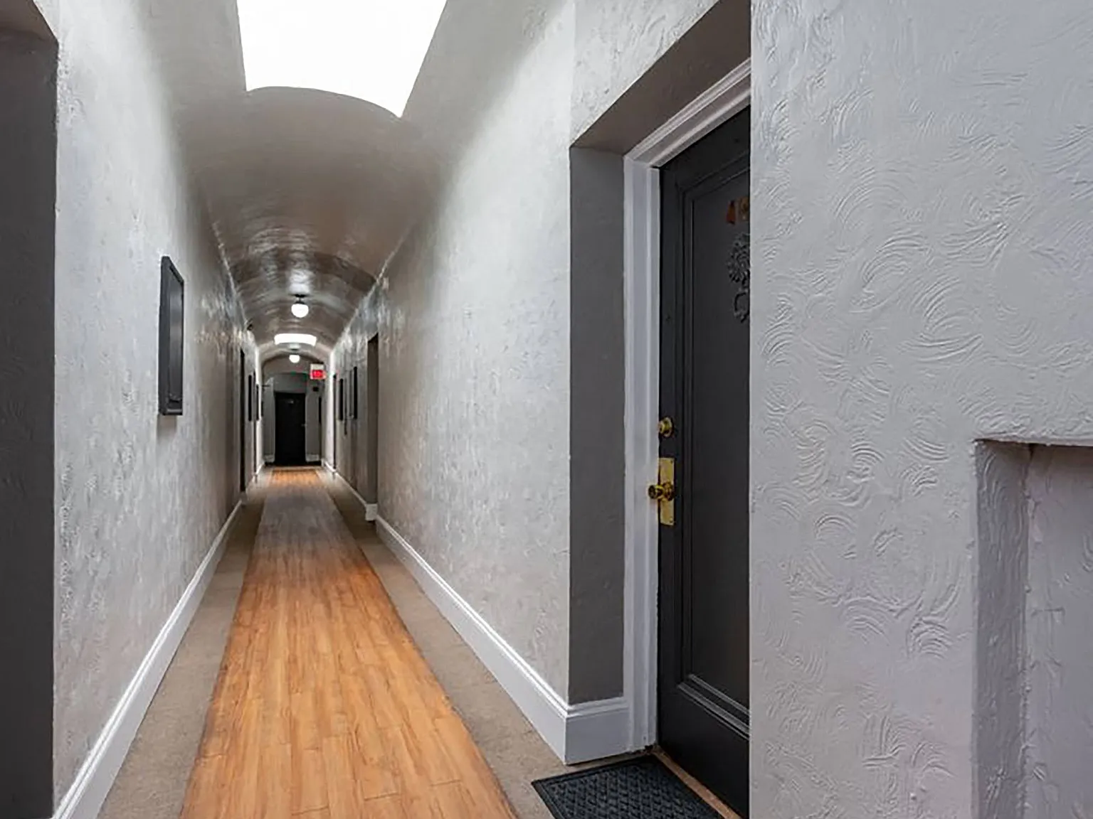 Evelyn Apartments — Photo 3