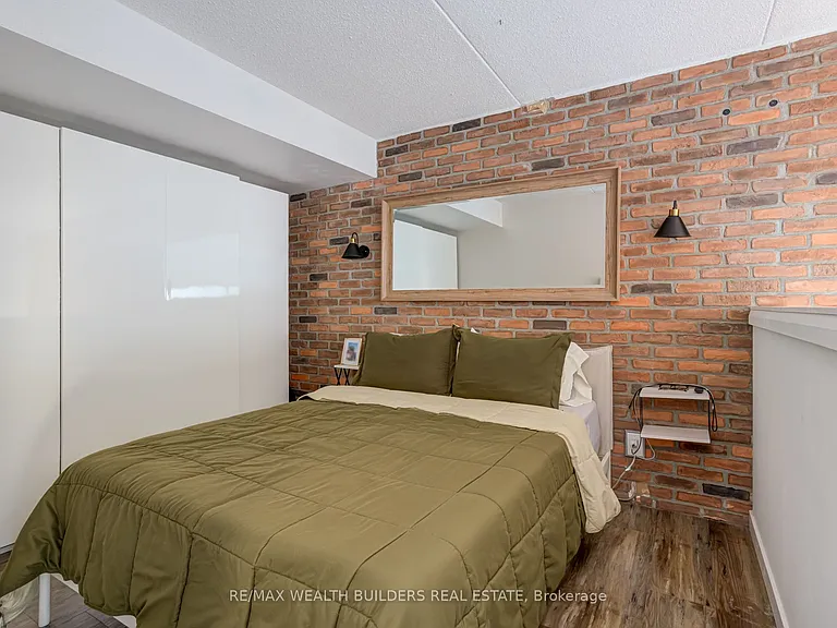 393 King St E #403 — Photo 12