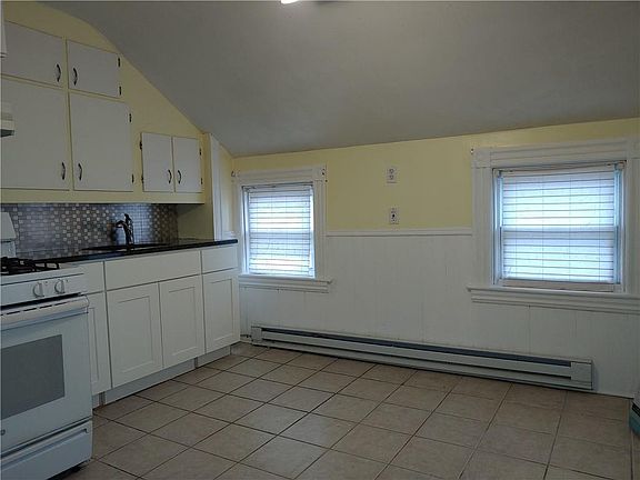 4th image of 10 Fenmoor St