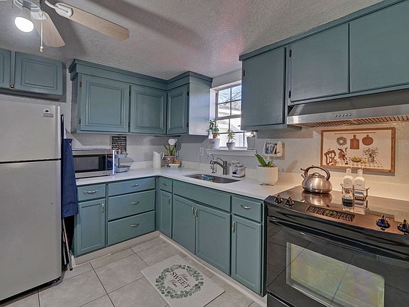 3rd image of 209 Crescent Dr