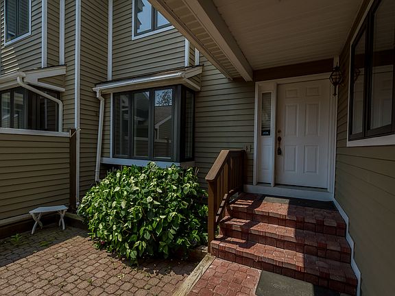 2nd image of 28 Saratoga Cir
