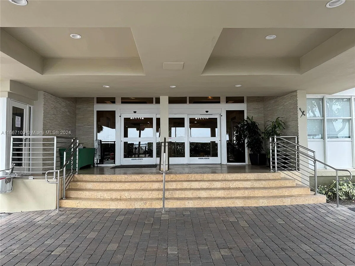 1 bed, 1.5 bath, 820 sqft, $2,750 — Photo 2