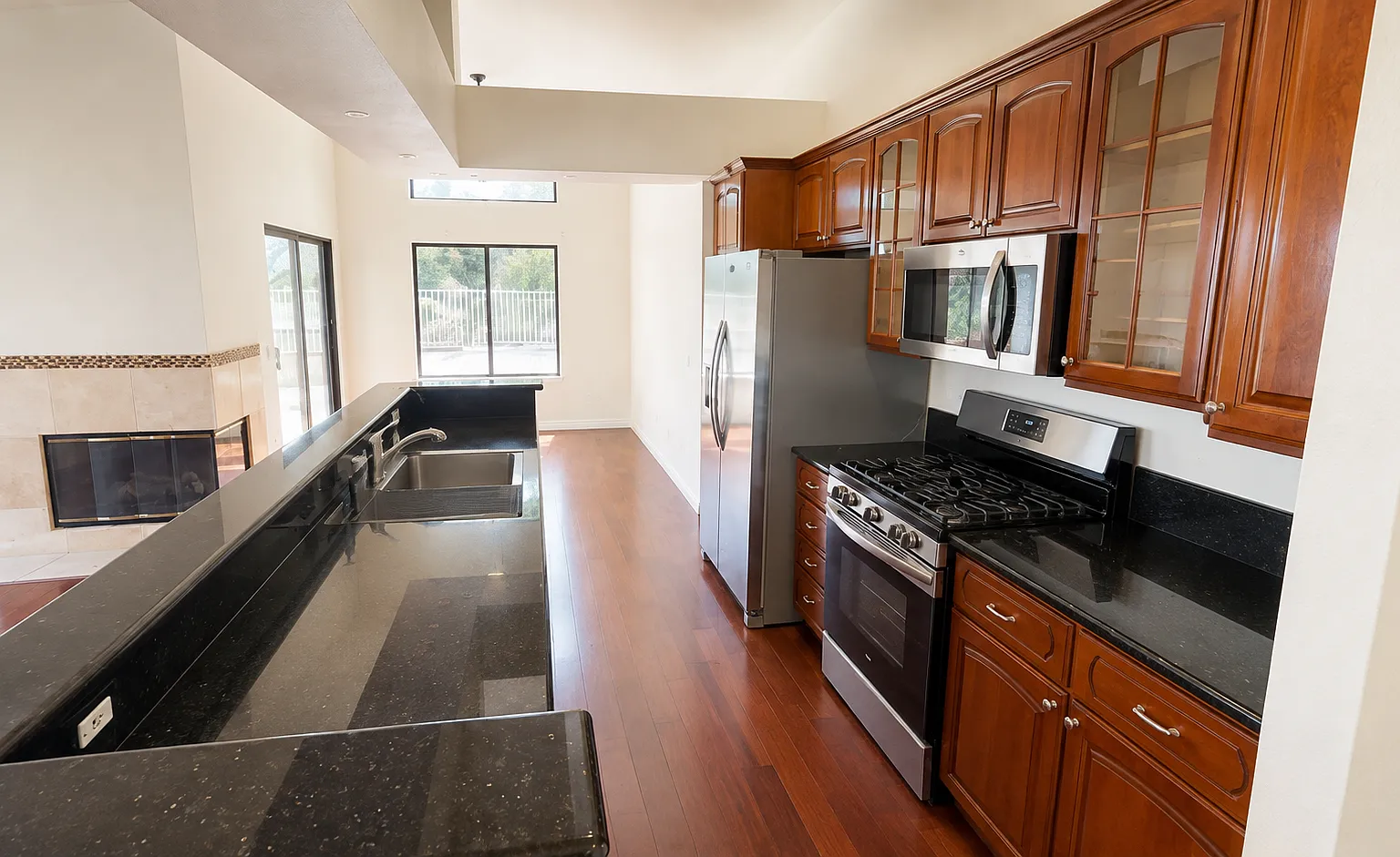 3 bed, 1123 sqft, $4,200 — Photo 3