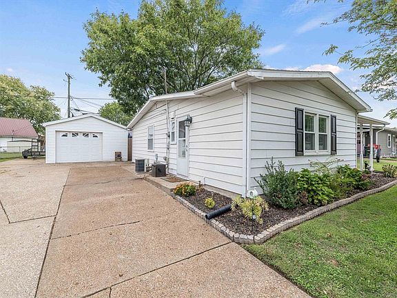3rd image of 612 Fleetwood Dr